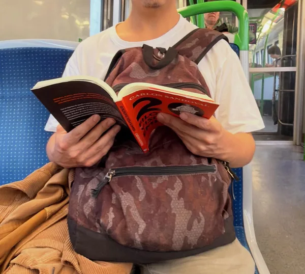 Alguien leyendo 20 filósofos visitan tu empresa en Estación Miramar