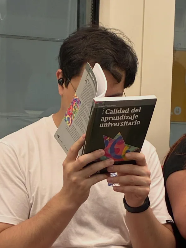 Alguien leyendo Calidad del aprendizaje universitario en Estación Plaza de Quilicura