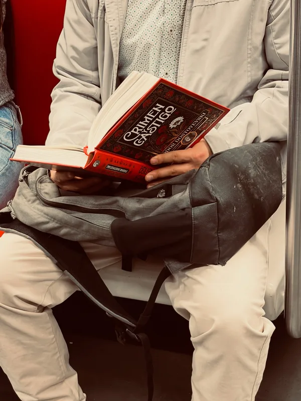 Alguien leyendo Crimen y castigo