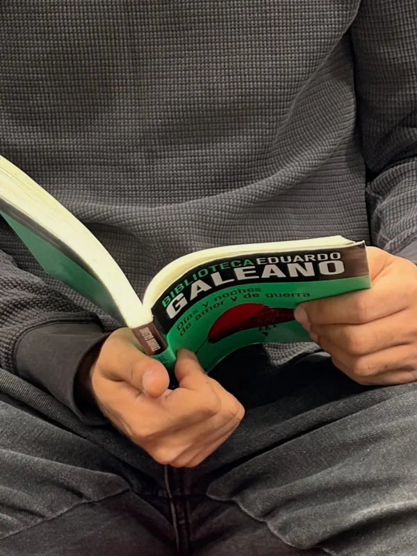Alguien leyendo Días y noches de amor y de guerra en Estación Departamental