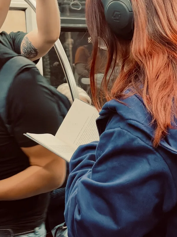 Alguien leyendo Drácula