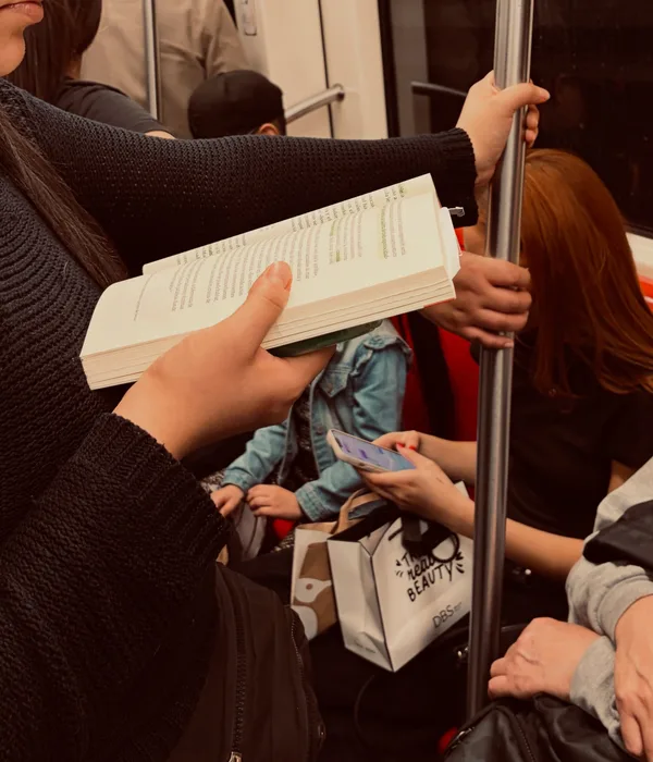 Alguien leyendo El lugar del testigo