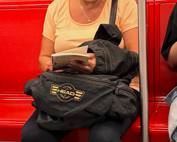 Alguien leyendo El lugar más bonito del mundo en Estación Conchalí