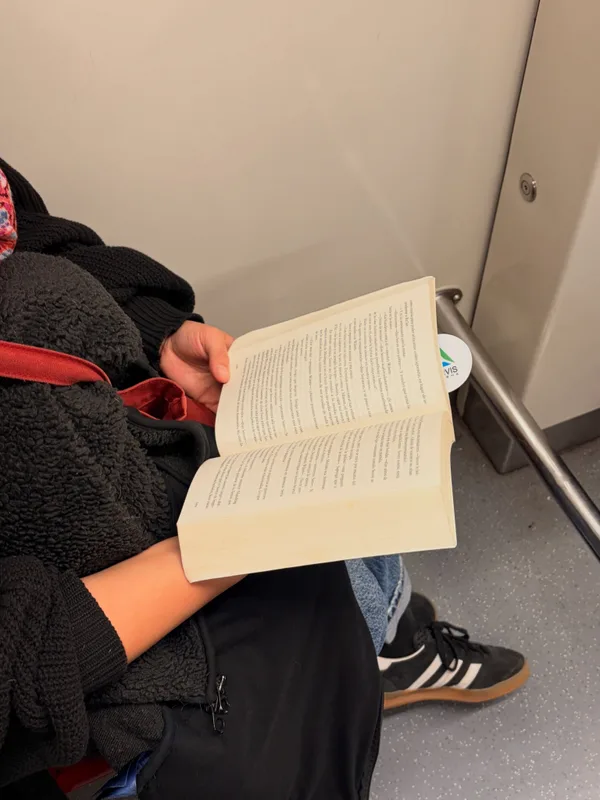 Alguien leyendo El nombre del viento en Estación Universidad de Chile