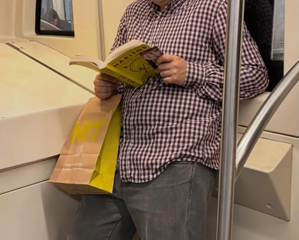 Alguien leyendo El poder de los hábitos en Estación Puente Cal y Canto