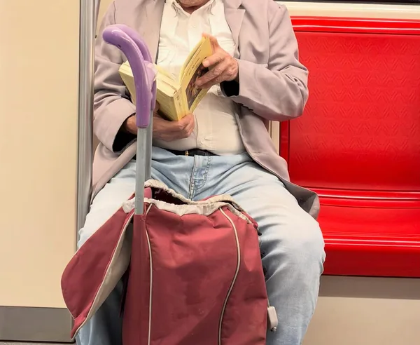 Alguien leyendo El Reino en Estación Plaza de Quilicura