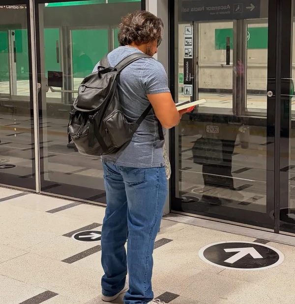 Alguien leyendo El viento conoce mi nombre en Estación Lo Cruzat