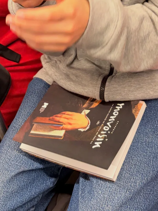 Alguien leyendo Episodio Monvoisin en Estación Plaza Chacabuco