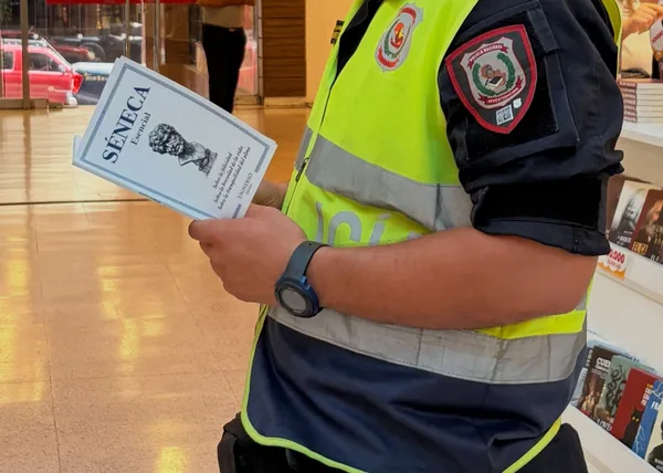 Alguien leyendo Esencial en Mall Excélsior