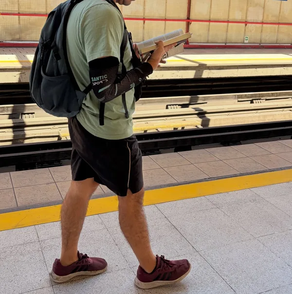 Alguien leyendo ETA 1958-2008: Medio Siglo de Historia en Estación Ñuble