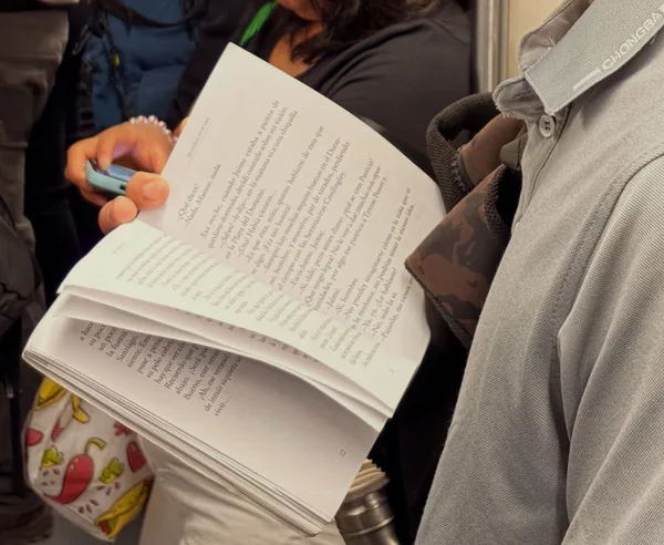 Alguien leyendo Francisca yo te amo en Estación Conchalí