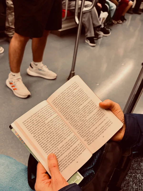 Alguien leyendo La Maison des oubliés en Estación Los Libertadores