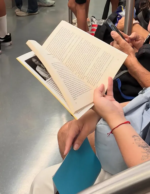 Alguien leyendo La pitonisa y el idiota en Estación Hospitales