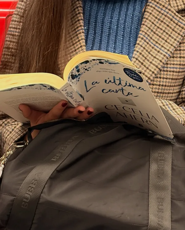 Alguien leyendo La última carta en Estación Universidad de Chile