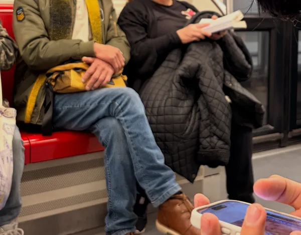 Alguien leyendo Las deudas del cuerpo en Estación Conchalí