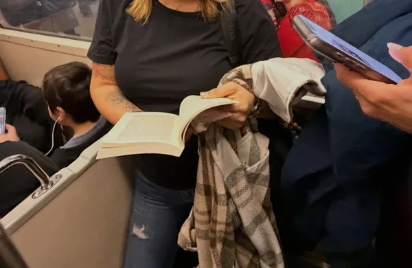 Alguien leyendo Las mujeres que aman demasiado en Estación Universidad de Chile