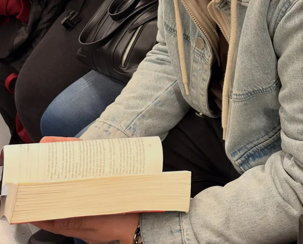 Alguien leyendo Las reglas del destino en Estación Los Libertadores