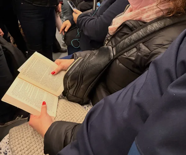 Alguien leyendo Los manuscritos de Magdala en Estación Hospitales