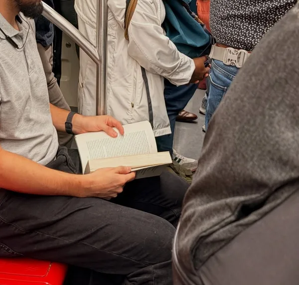 Alguien leyendo Nexus en Estación Vivaceta