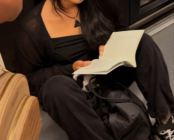 Alguien leyendo No te creas todo lo que piensas en Estación Universidad de Chile