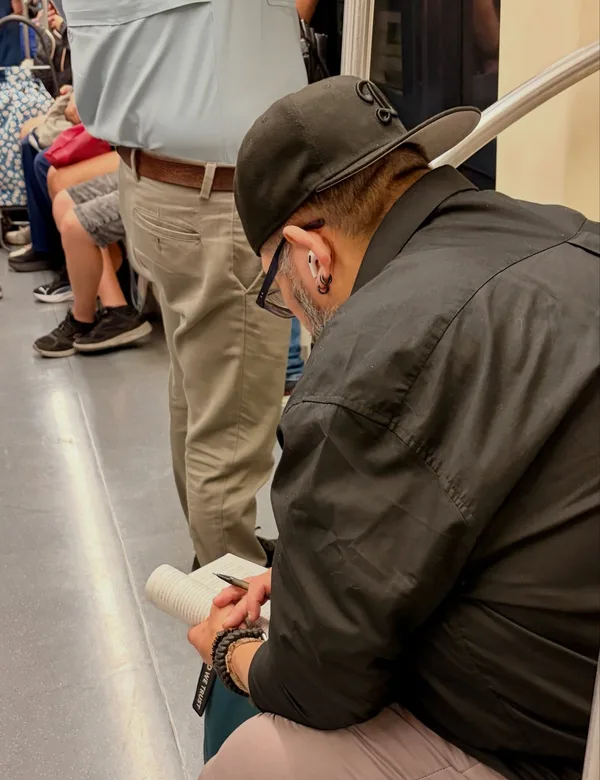 Alguien leyendo Sin atajos al éxito en Estación Plaza de Armas