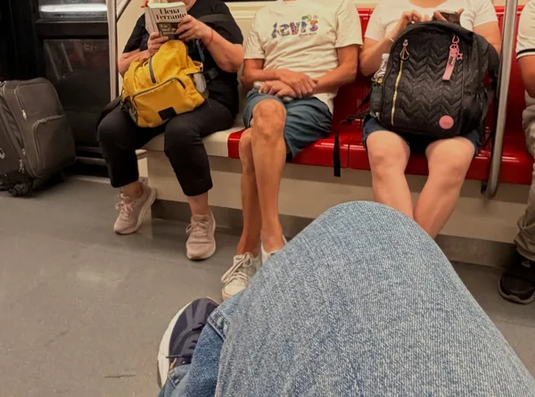Alguien leyendo Un mal nombre en Estación Hospitales