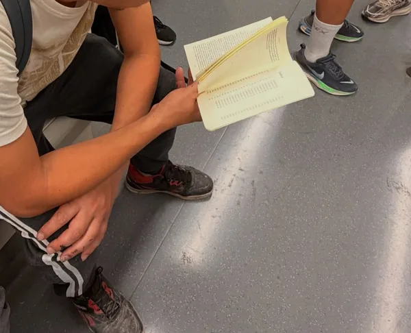 Alguien leyendo Viaje al centro de la Tierra en Estación Plaza de Armas